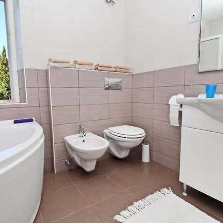 Apartment Lucija - Two Bedroom With Terrace And Garden View Vela Luka